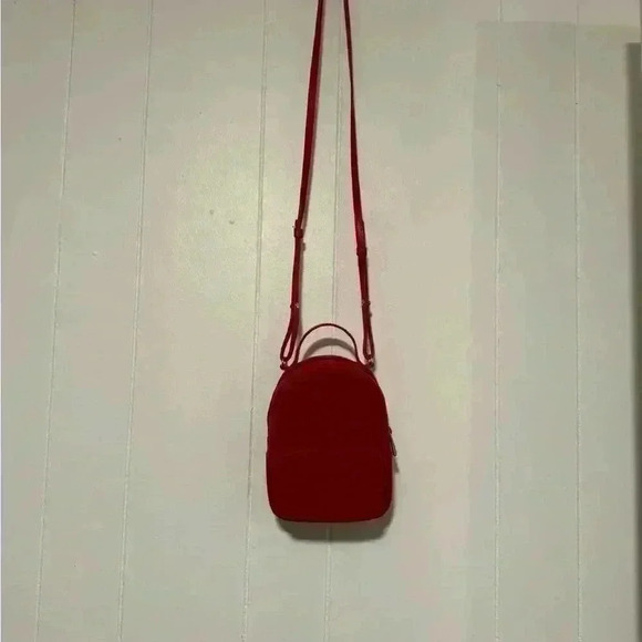 Miniso red silicone crossbody bag used like a new - Picture 2 of 6